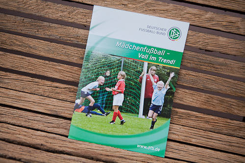 2009-09-17_07-23-55-DFB-Flyer-_MG_9328 DFB-Flyer zum Mädchenfußball Inga Rode, Michelle Schweinhardt